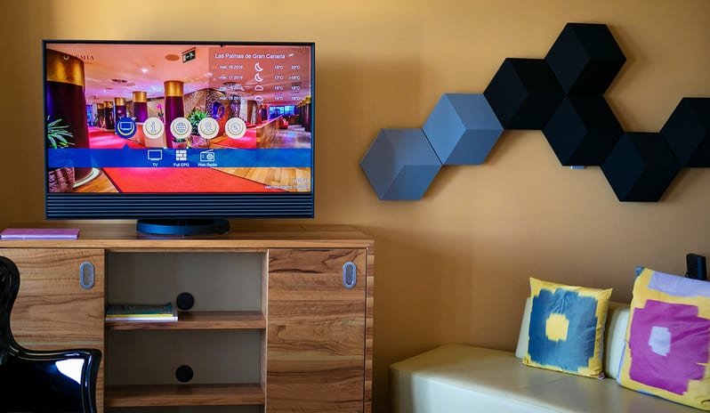 BOHEMIA SUITES - SKY SUITE TV AND SPEAKERS